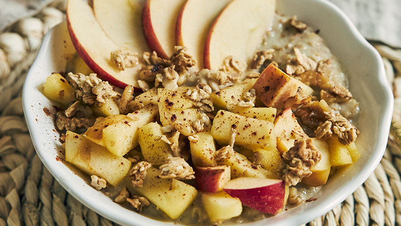 Oatmeal With Almonds and Apples